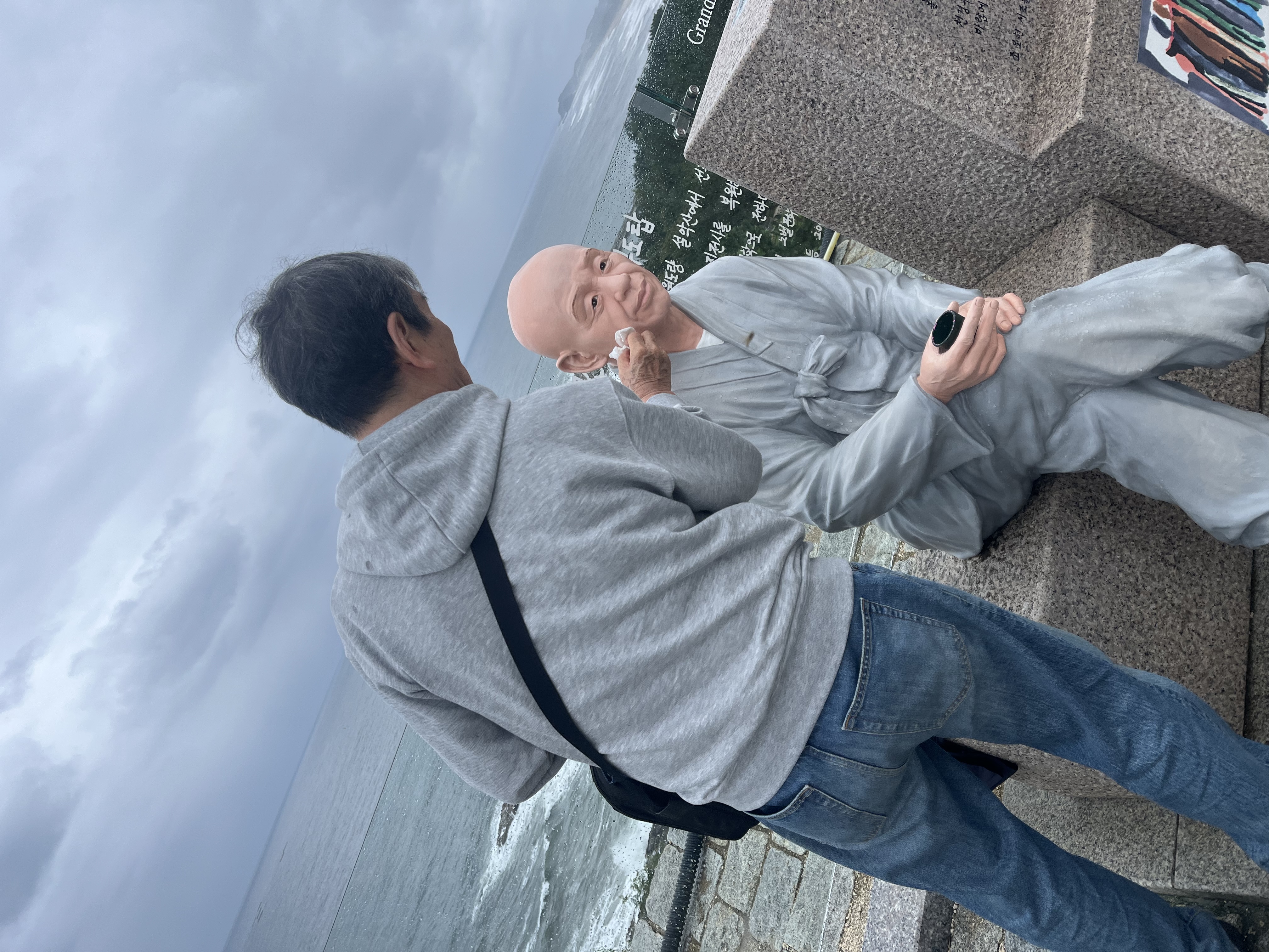 조각상닦아주시는