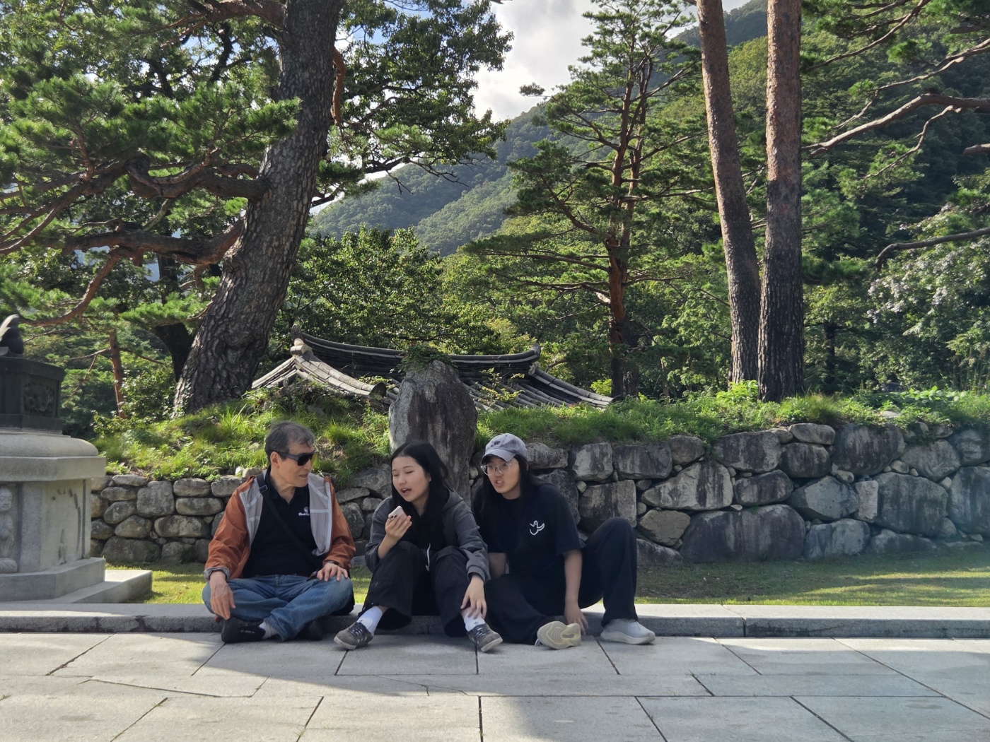 통일대불앞할아버지와손녀